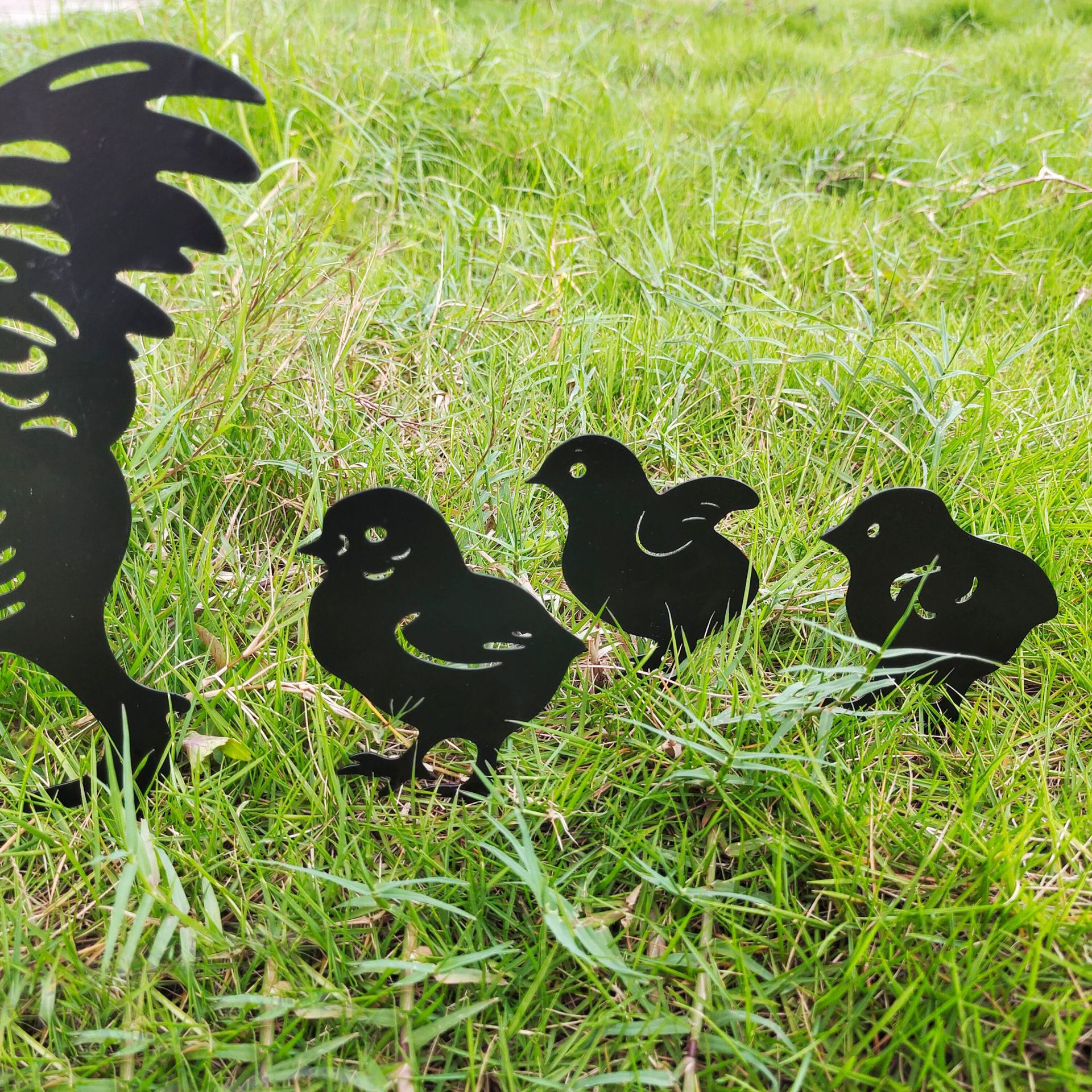 thumbnail image 3 of Estatuas decorativas de silueta de gallina y pollitos YONGSHENG juego de 4 decoraciones de césped, 3 of 5