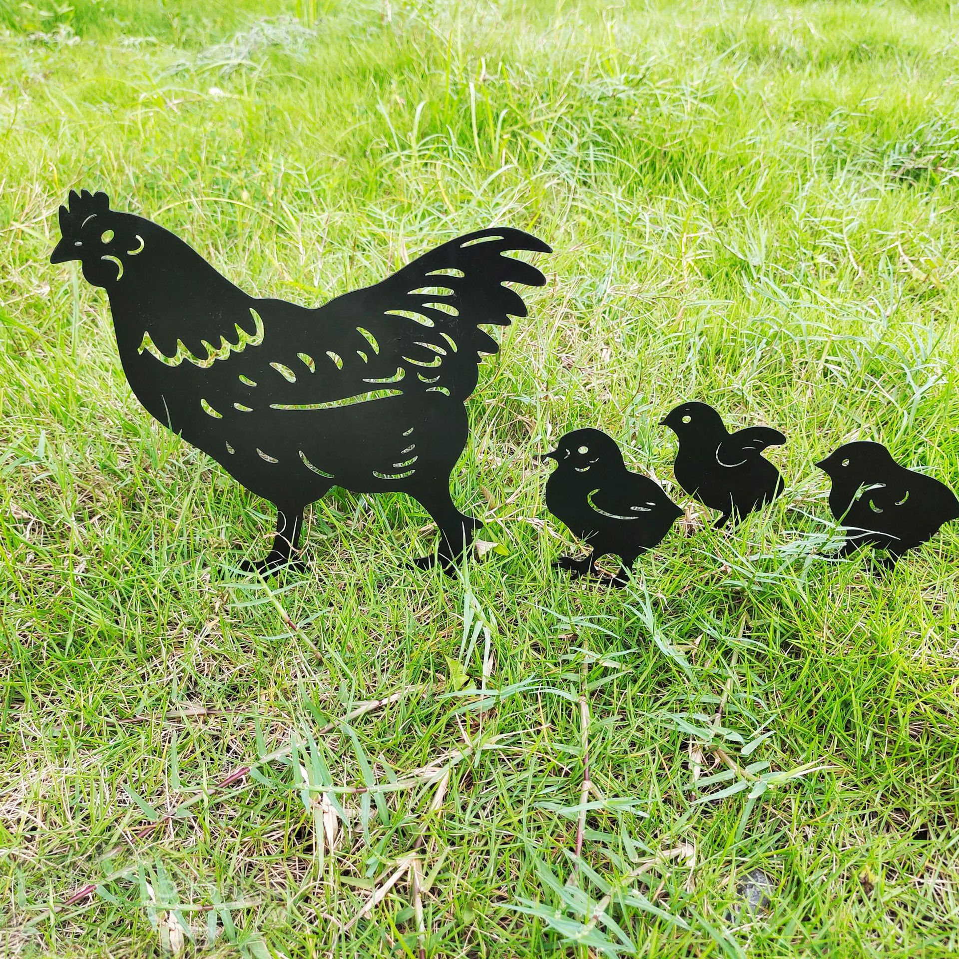 thumbnail image 4 of Estatuas decorativas de silueta de gallina y pollitos YONGSHENG juego de 4 decoraciones de césped, 4 of 5