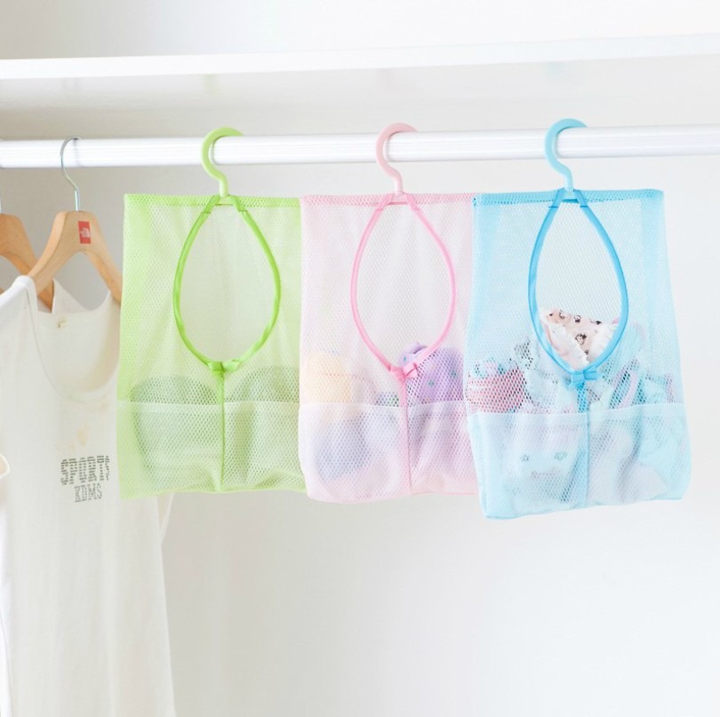 thumbnail image 1 of Paquete de 3 bolsas multifuncionales para pinzas de ropa con percha, bolsa de almacenamiento de malla para el hogar sobre la puerta (verde + azul + rosa), 1 of 5