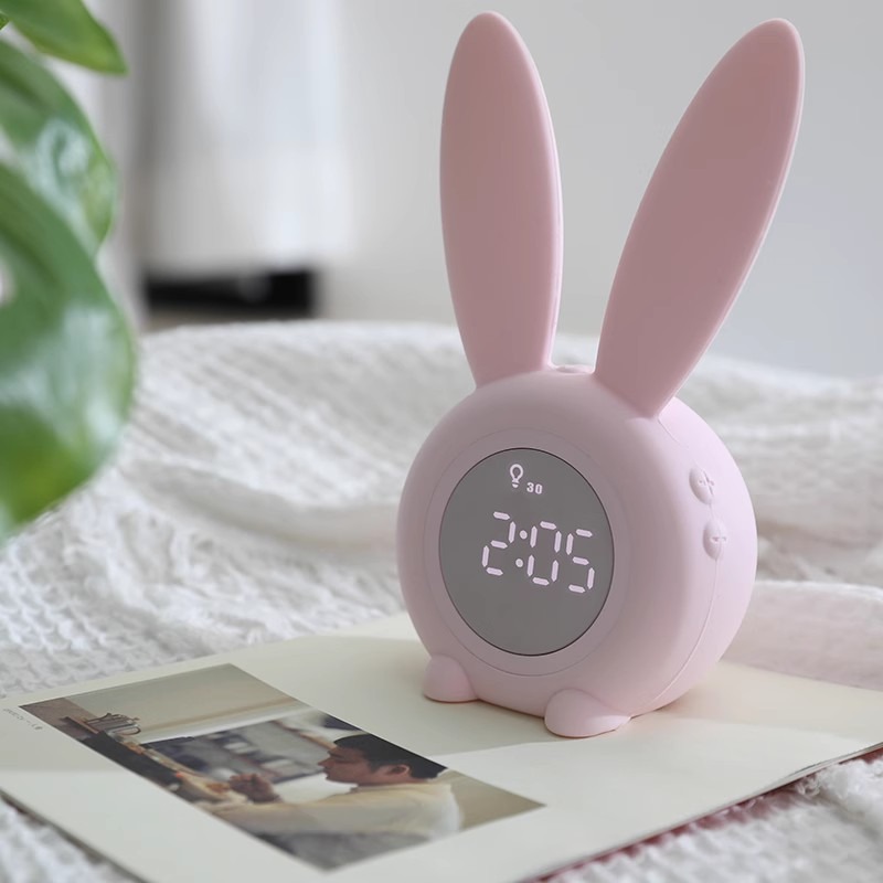 thumbnail image 2 of Reloj despertador para niños - Reloj despertador digital, iluminación ambiental regulable, lindo diseño de conejo, 5 tonos de llamada - Recargable, perfecto para dormitorios, 2 of 5