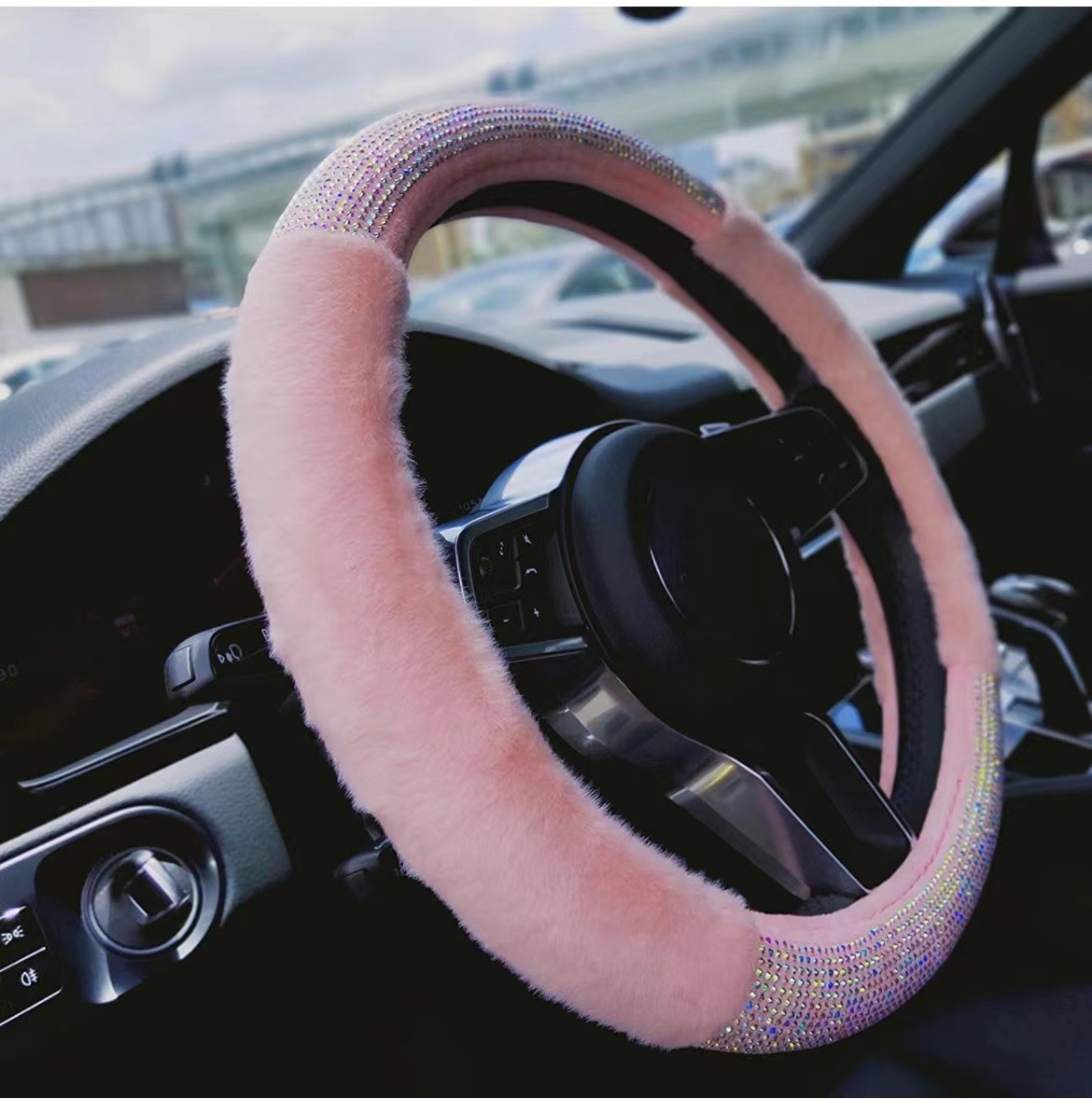 thumbnail image 3 of Funda para volante esponjosa rosa, universal, 15 pulgadas, suave, de lujo, lana sintética, antideslizante, con diamantes de imitación, para mujeres y niñas, 3 of 4