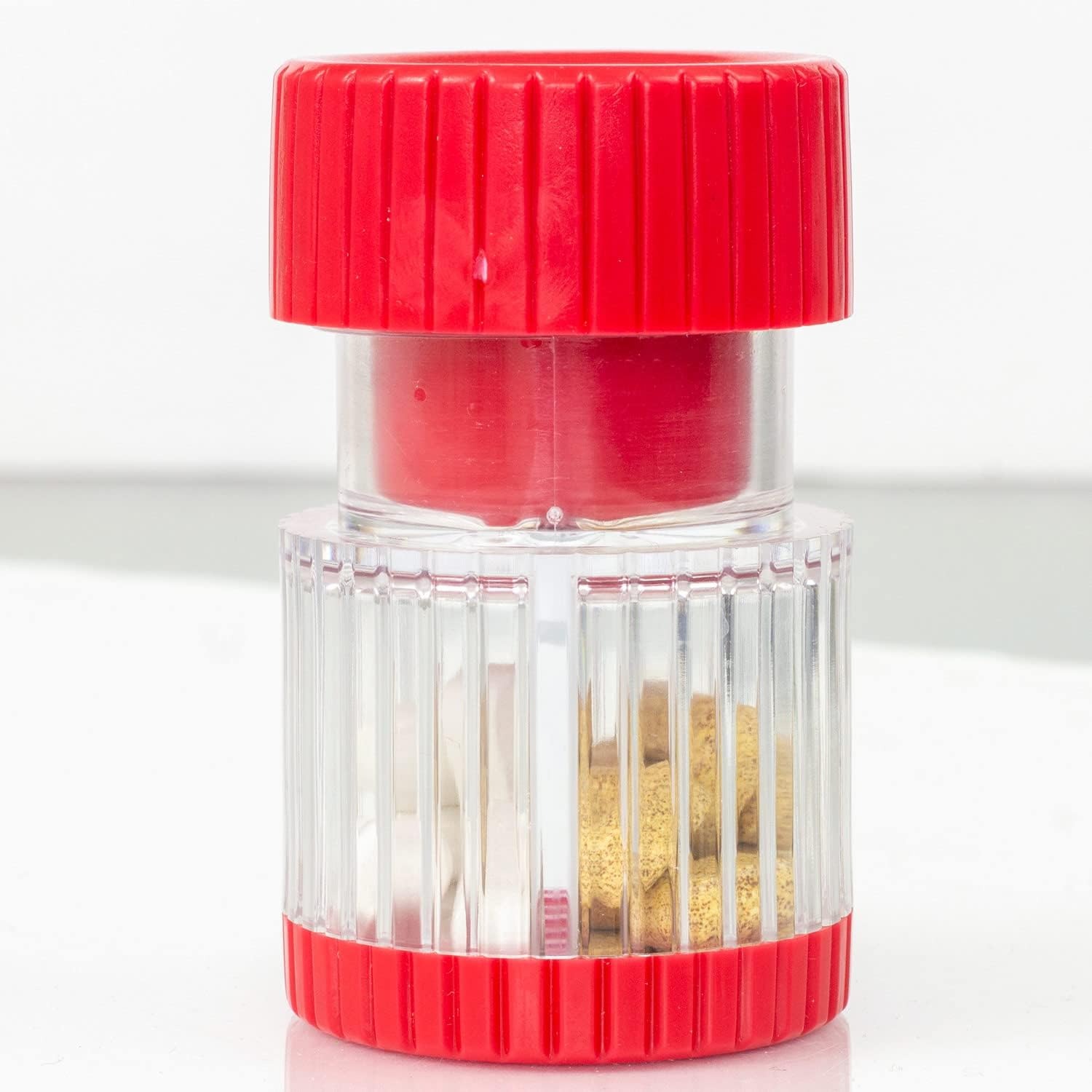 thumbnail image 4 of Trituradora y Molinillo de Pastillas, Tritura Vitaminas y Tabletas, Capacidad para hasta 2 Pastillas, con Agarre Ergonómico, Rojo, 4 of 5