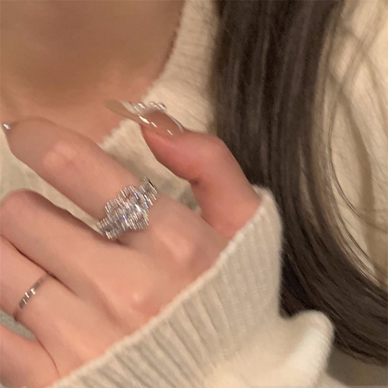 thumbnail image 3 of Anillo de compromiso con halo de diamantes en forma de corazón de imitación y anillo nupcial de promesa con piedras laterales, 3 of 4