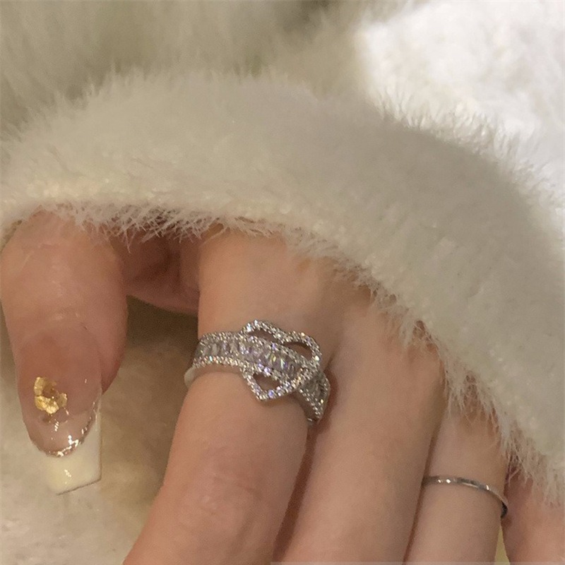 thumbnail image 2 of Anillo de compromiso con halo de diamantes en forma de corazón de imitación y anillo nupcial de promesa con piedras laterales, 2 of 4