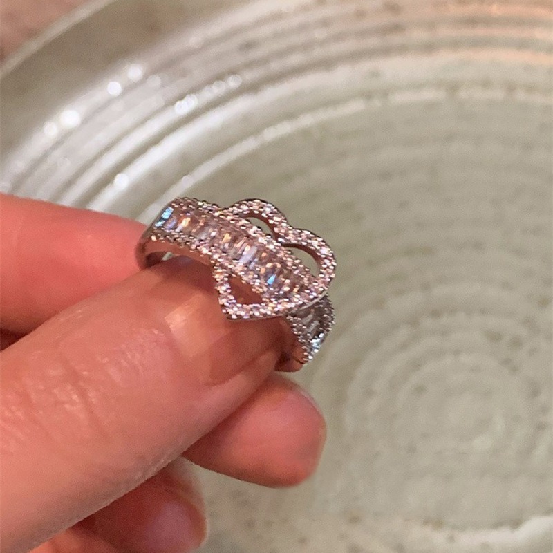 thumbnail image 1 of Anillo de compromiso con halo de diamantes en forma de corazón de imitación y anillo nupcial de promesa con piedras laterales, 1 of 4