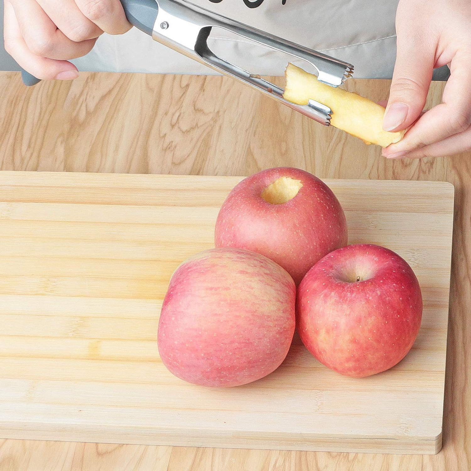 thumbnail image 4 of Descorazonador de manzanas con mango, hoja dentada de acero inoxidable, mango de plástico, gris, 4 of 4
