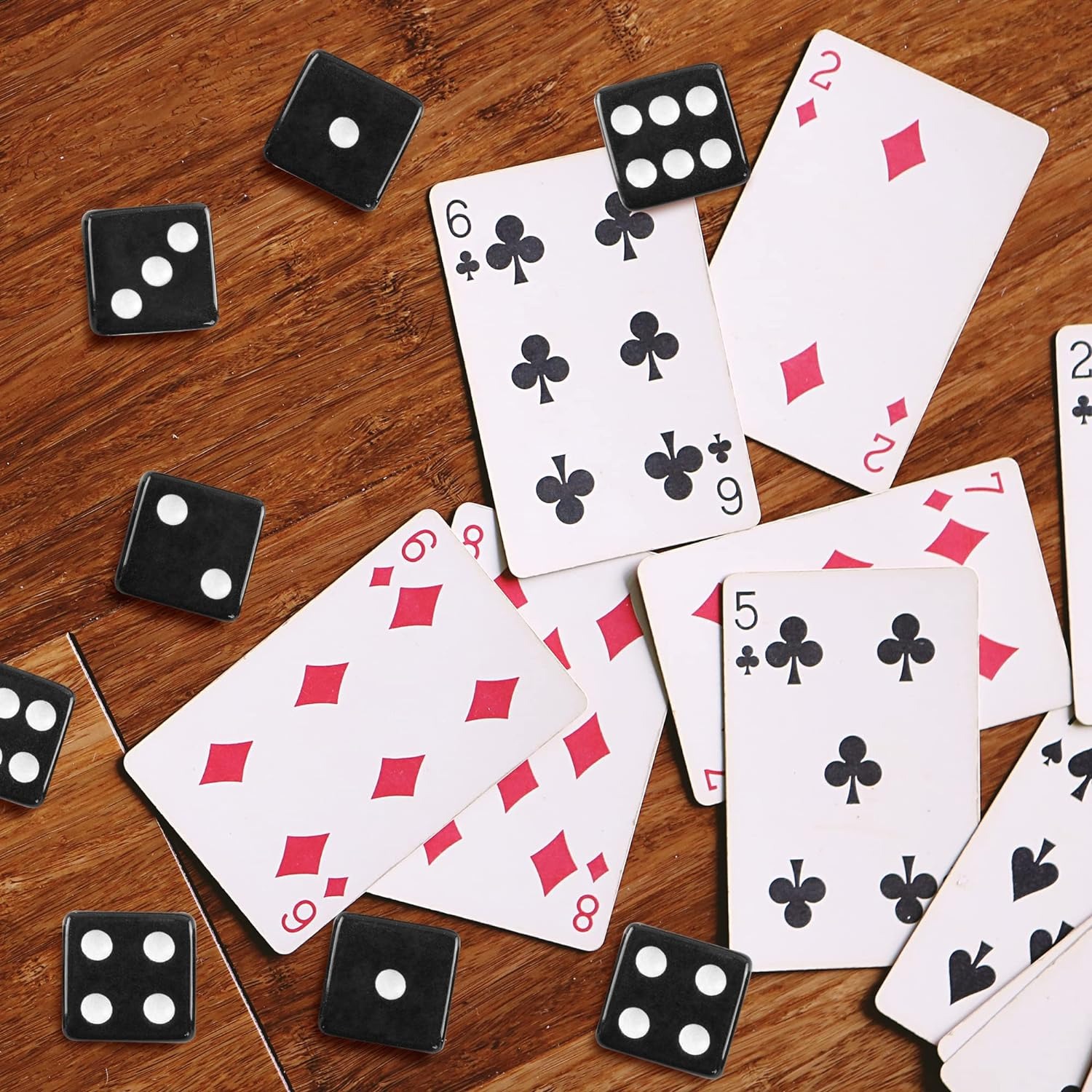 thumbnail image 4 of Juego de dados de urea de 6 caras, tamaño estándar de 16 mm, 100 unidades, negro, perfecto para eventos grupales, negro con bloque de dados blanco, 4 of 5